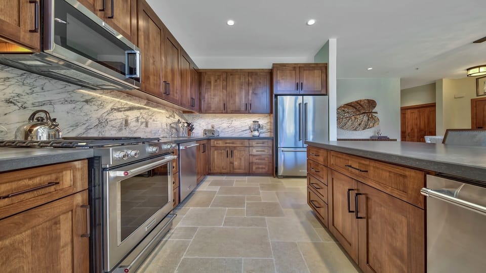 Condo, 4 Bedrooms | Private kitchen | Full-size fridge, microwave, oven, stovetop
