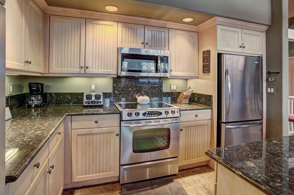 Townhome, 3 Bedrooms | Private kitchen | Full-size fridge, microwave, oven, stovetop