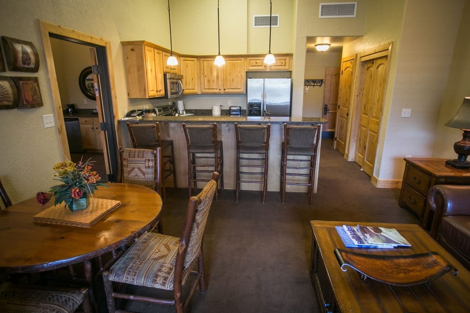 Condo, 2 Bedrooms | Dining