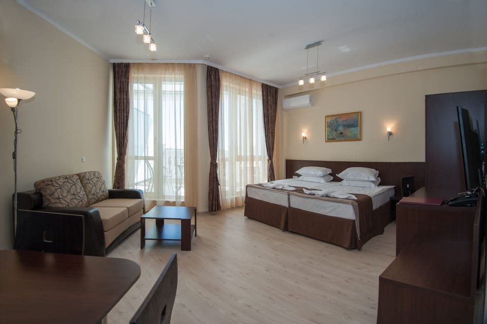 In-room safe, desk, iron/ironing board, free WiFi