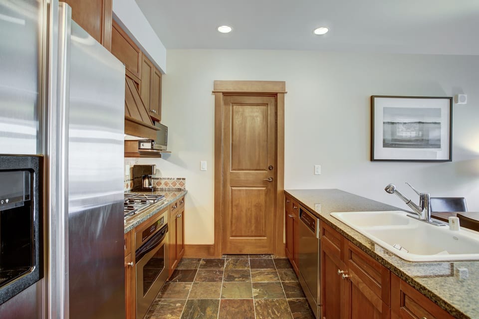 Condo, 1 Bedroom | Private kitchen | Full-size fridge, microwave, oven, stovetop