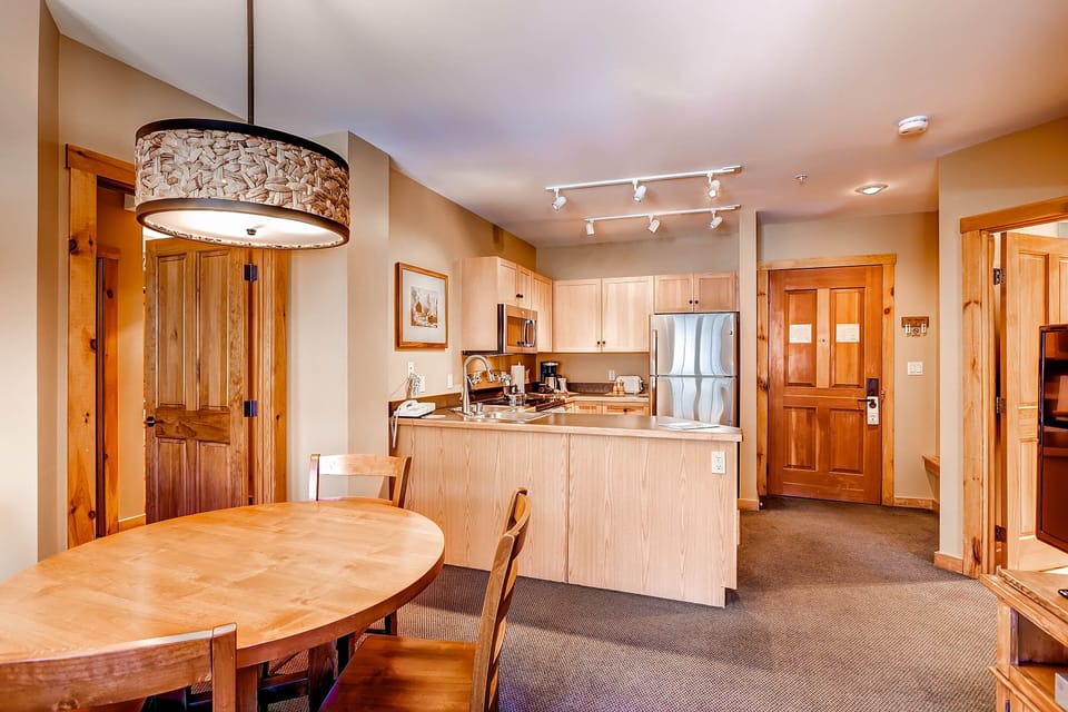 Condo, 2 Bedrooms | Dining