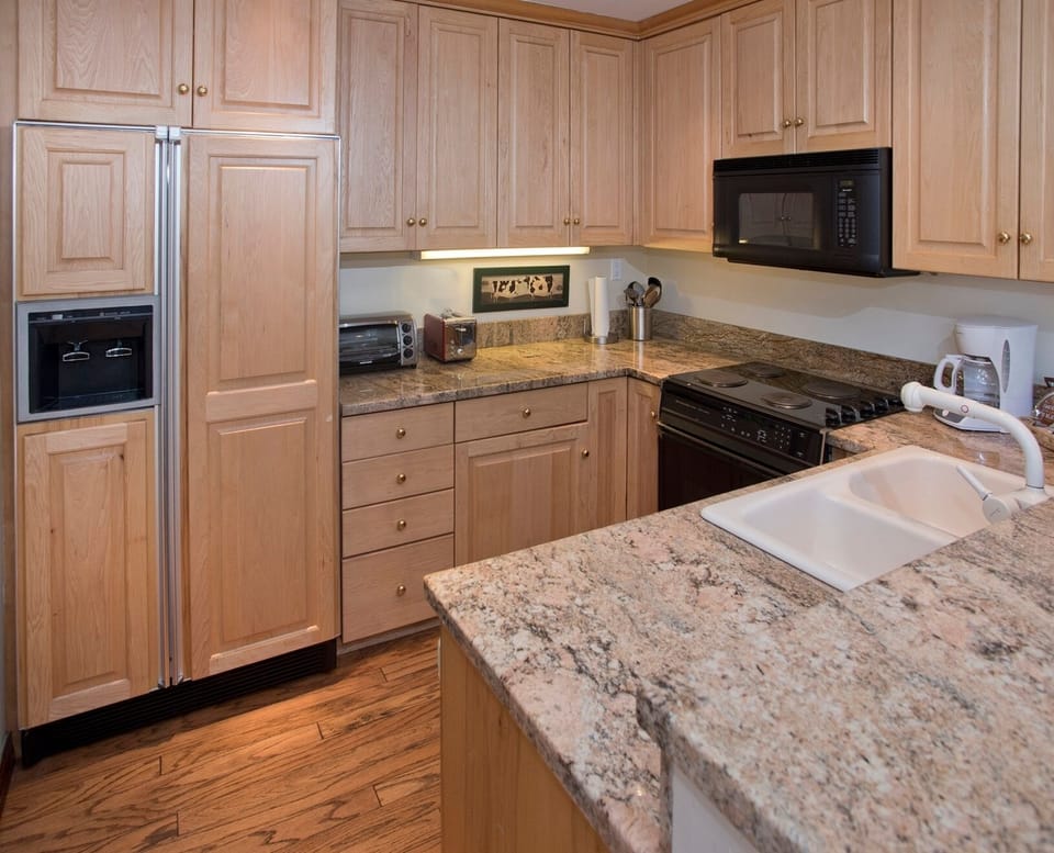 Condo, 3 Bedrooms | Private kitchen | Full-size fridge, microwave, oven, dishwasher