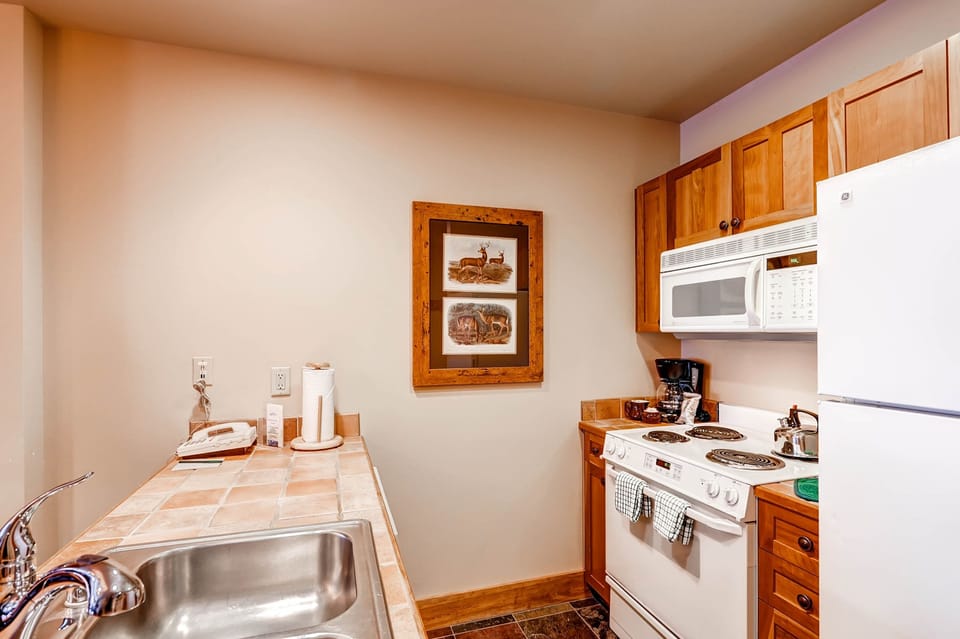 Condo, 2 Bedrooms | Private kitchen | Full-size fridge, microwave, oven, stovetop