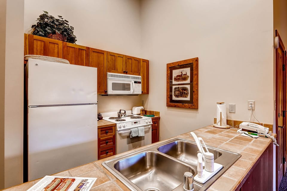 Condo, 1 Bedroom | Private kitchen | Full-size fridge, microwave, oven, stovetop