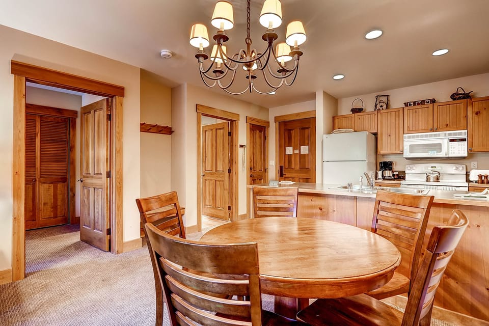 Condo, 2 Bedrooms | Dining