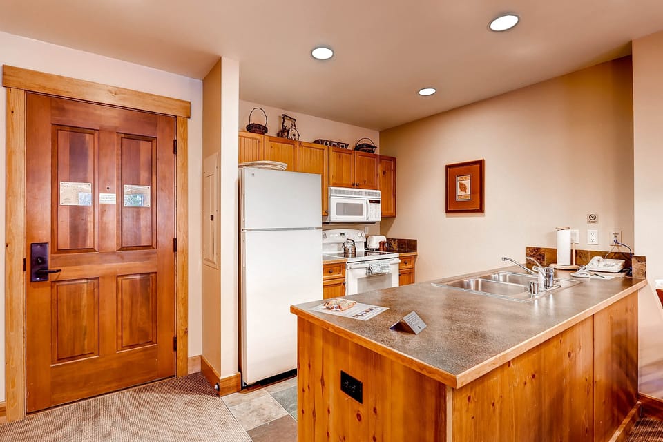 Condo, 2 Bedrooms | Private kitchen | Full-size fridge, microwave, oven, stovetop