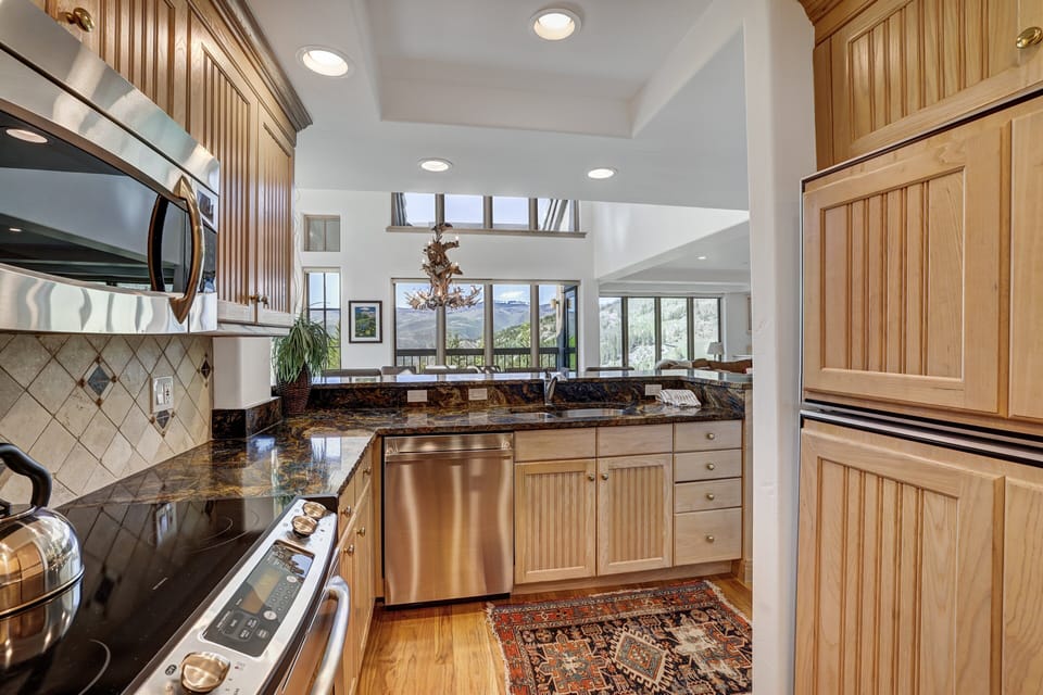 Condo, 3 Bedrooms | Private kitchen | Fridge, microwave, oven, coffee/tea maker