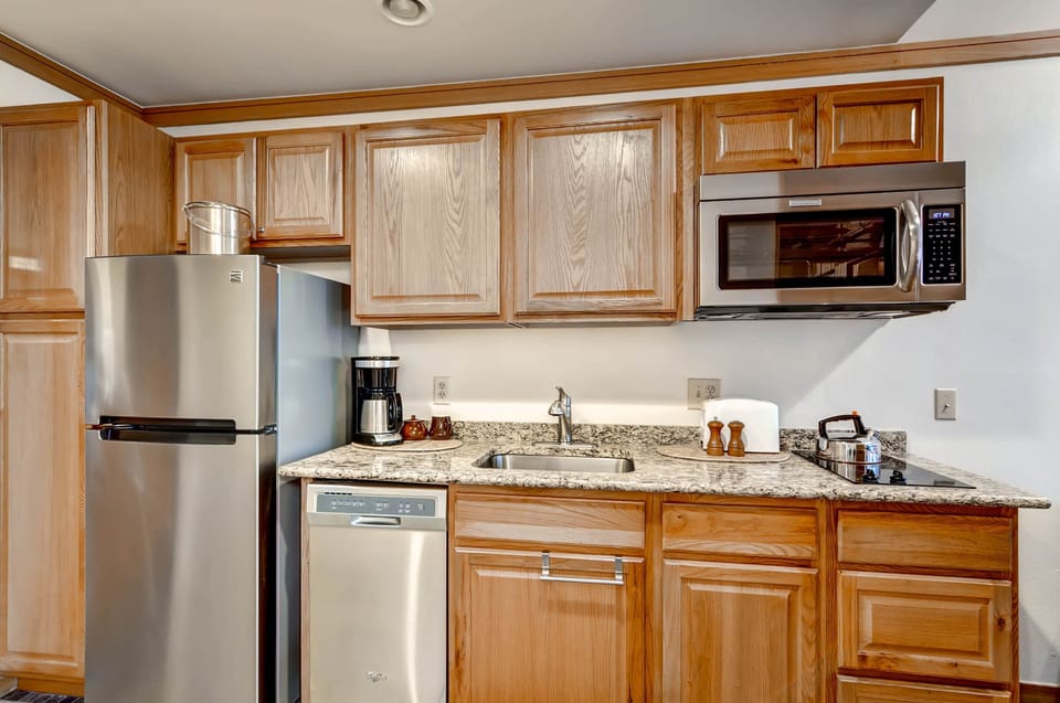 Studio | Private kitchen | Full-size fridge, microwave, oven, dishwasher