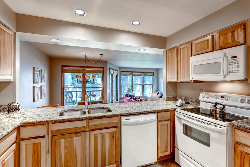 Townhome, 2 Bedrooms | Private kitchen | Coffee/tea maker, full-size fridge, microwave, oven