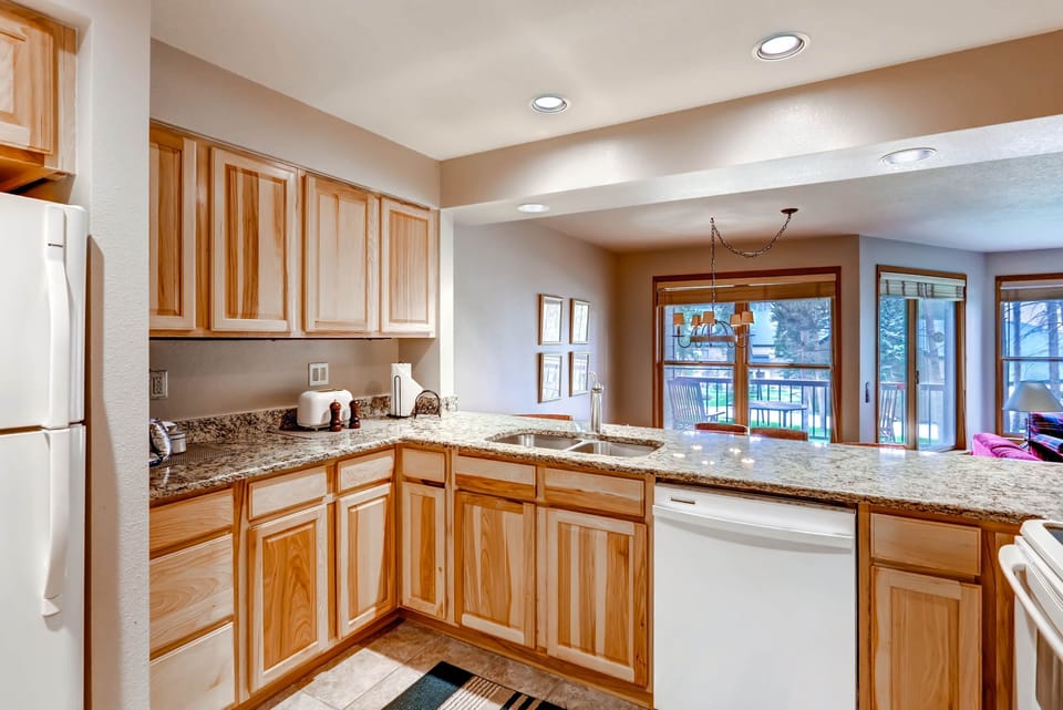 Townhome, 2 Bedrooms | Private kitchen | Coffee/tea maker, full-size fridge, microwave, oven