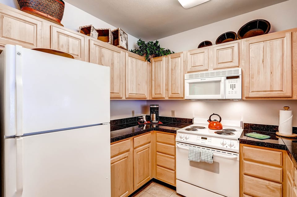 Condo, 2 Bedrooms | Private kitchen | Full-size fridge, microwave, oven, stovetop