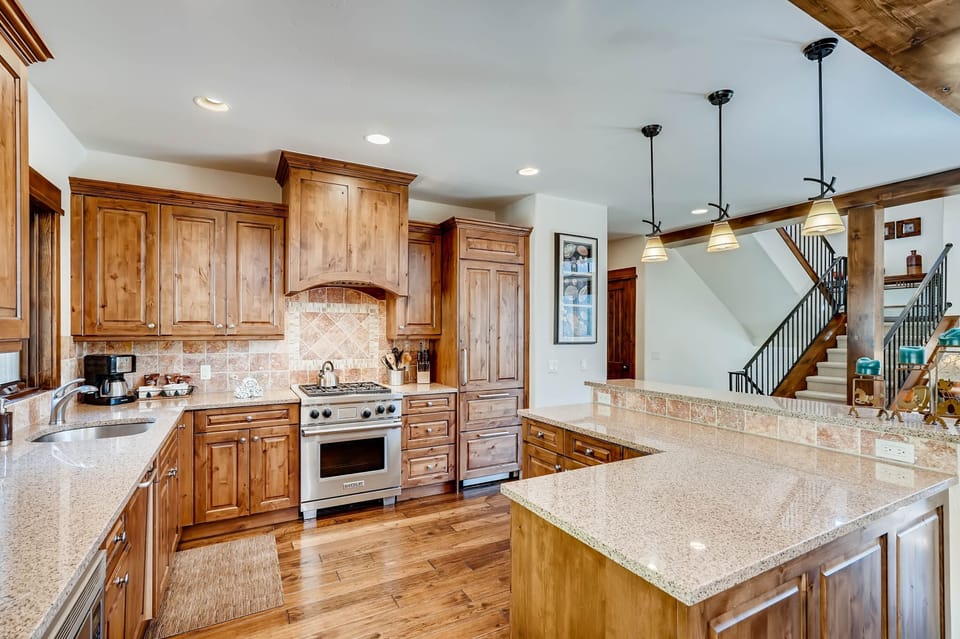 Townhome, 4 Bedrooms | Private kitchen | Fridge, microwave, oven, coffee/tea maker
