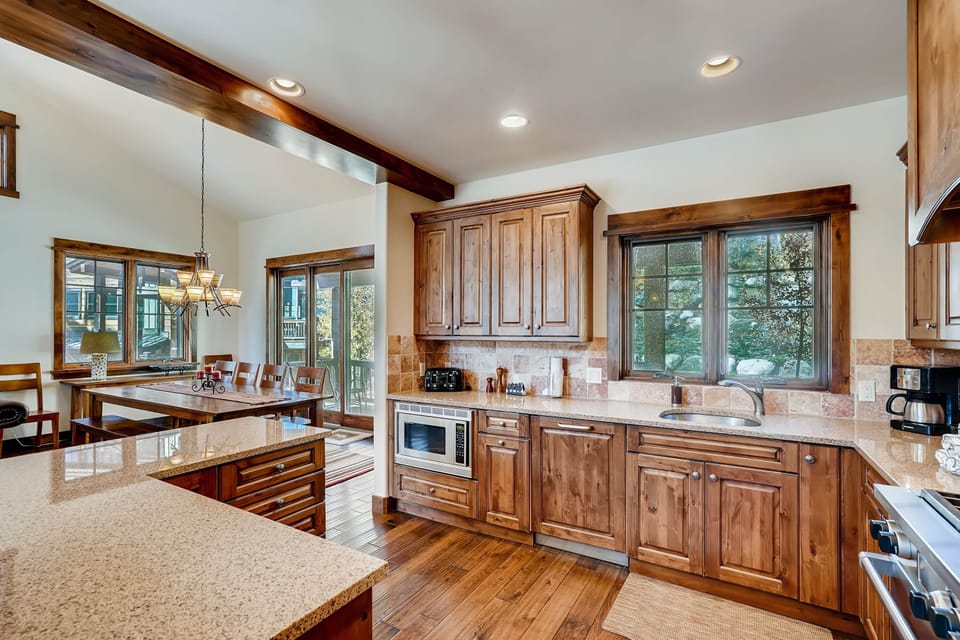 Townhome, 4 Bedrooms | Private kitchen | Fridge, microwave, oven, coffee/tea maker