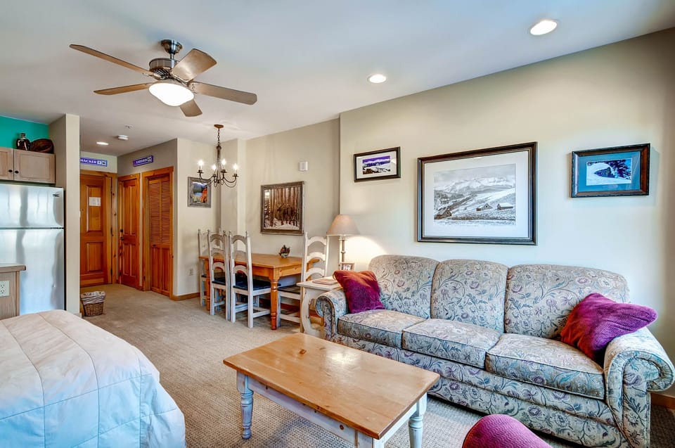 Studio | Living area | Flat-screen TV, fireplace, DVD player