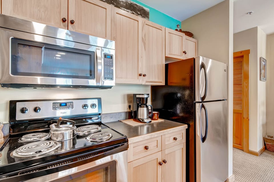 Studio | Private kitchen | Full-size fridge, microwave, oven, dishwasher