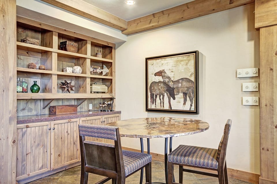 Apartment, 2 Bedrooms | Dining