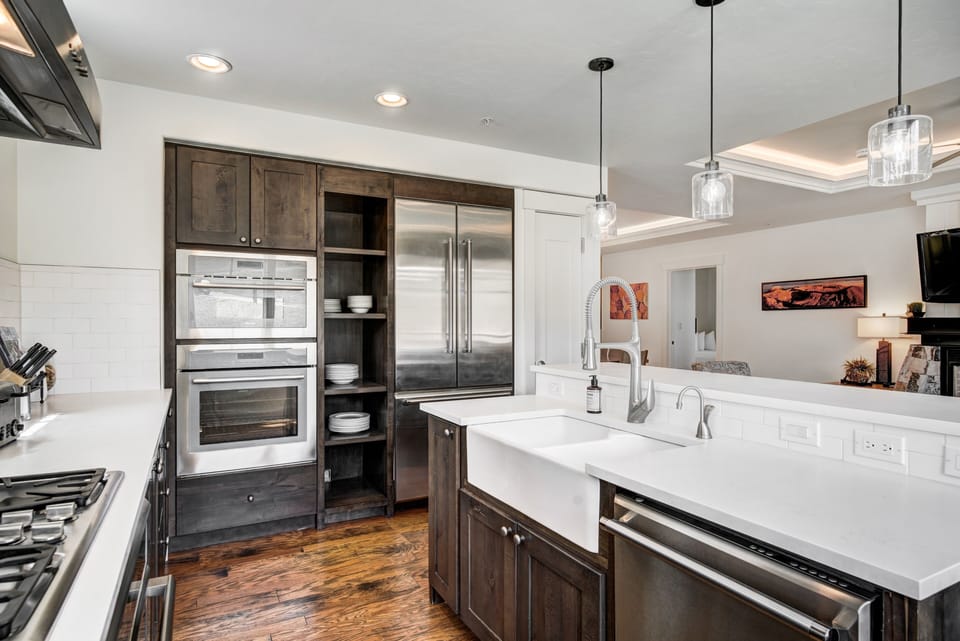 Condo, 4 Bedrooms | Private kitchen | Full-size fridge, microwave, oven, stovetop