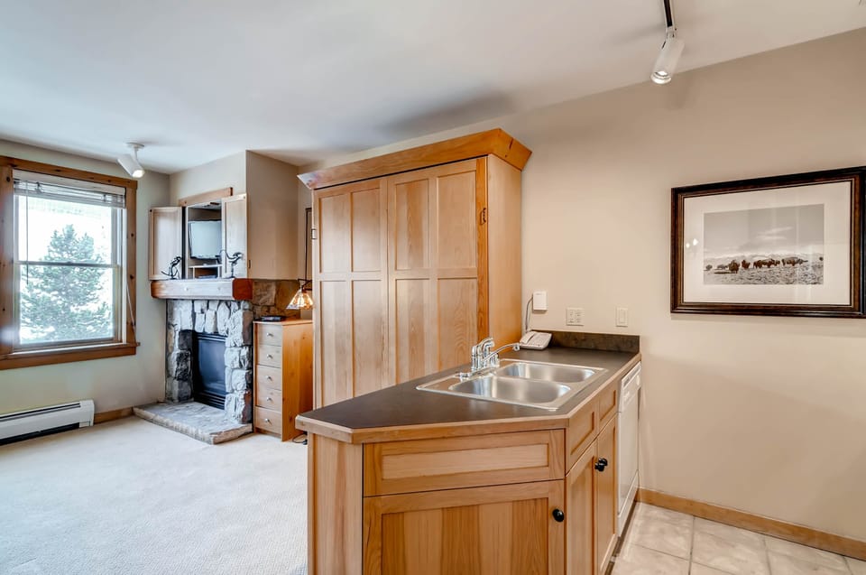 Studio | Private kitchen | Full-size fridge, microwave, oven, stovetop
