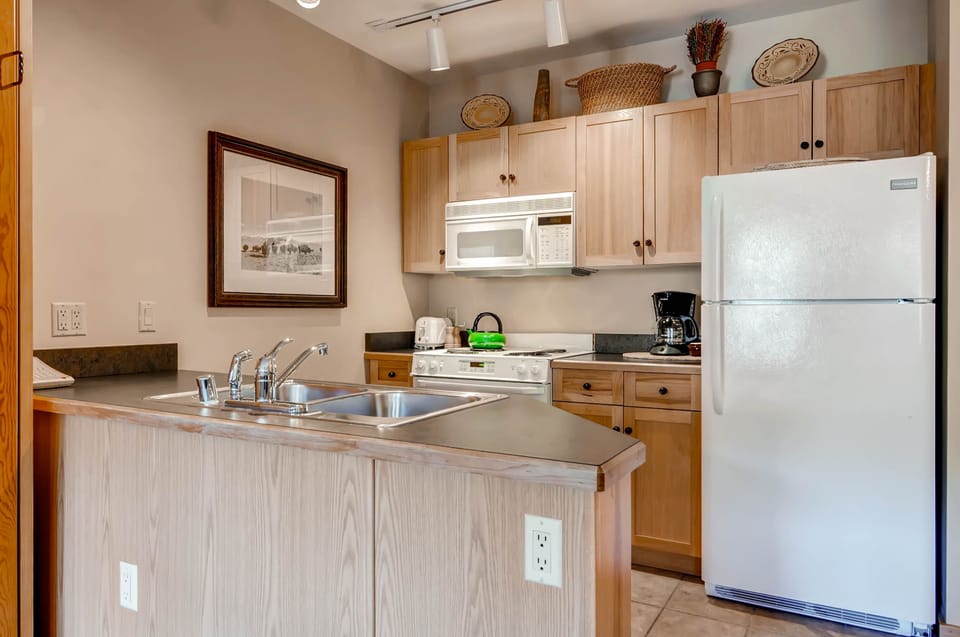 Studio | Private kitchen | Full-size fridge, microwave, oven, stovetop
