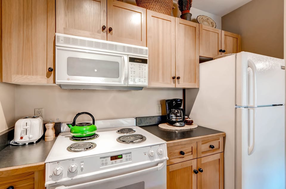 Studio | Private kitchen | Full-size fridge, microwave, oven, stovetop