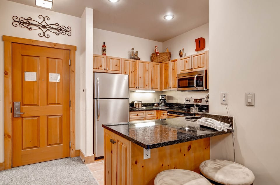 Studio | Private kitchen | Full-size fridge, microwave, oven, stovetop