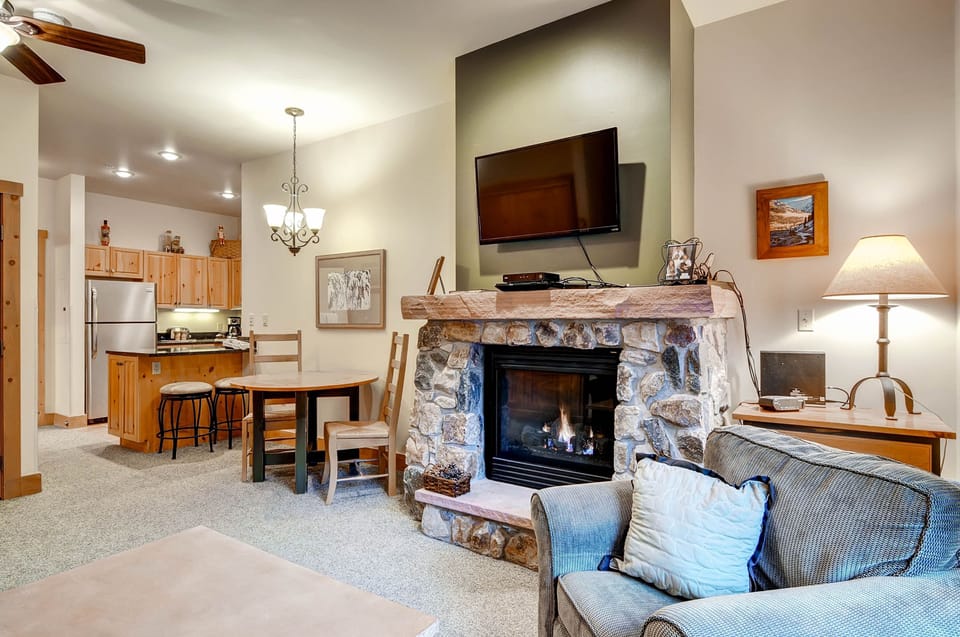 Studio | Living area | Flat-screen TV, fireplace, DVD player