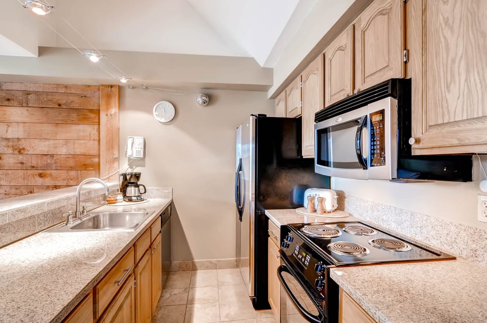 Condo, 2 Bedrooms | Private kitchen | Full-size fridge, microwave, oven, stovetop