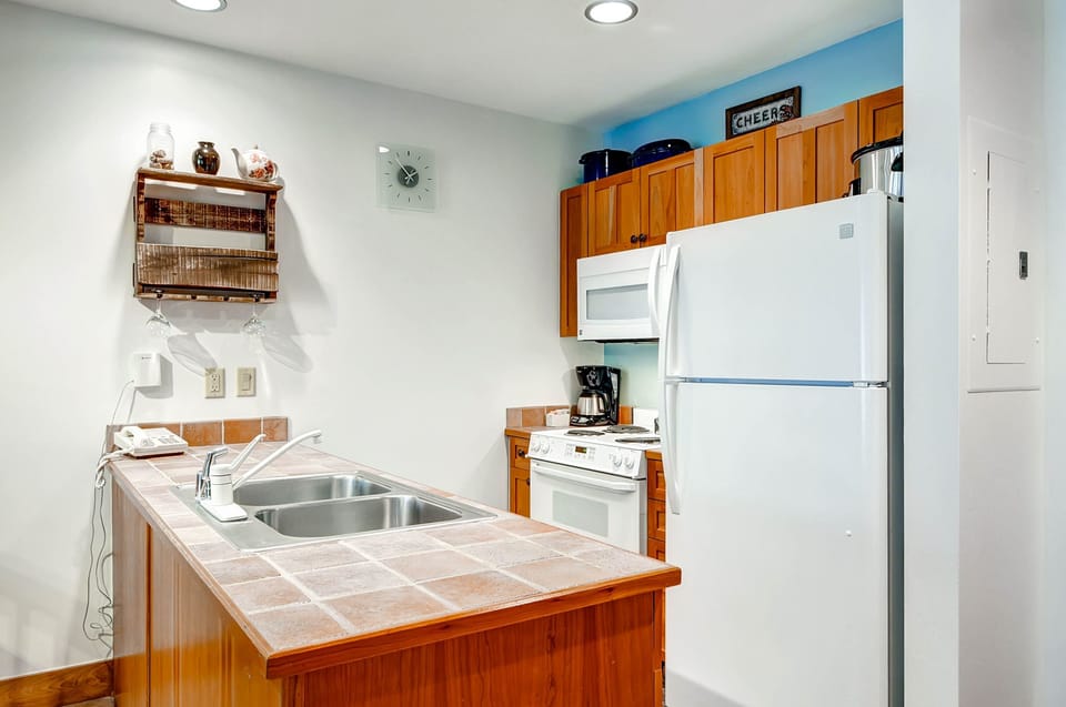 Condo, 1 Bedroom | Private kitchen | Full-size fridge, microwave, oven, dishwasher
