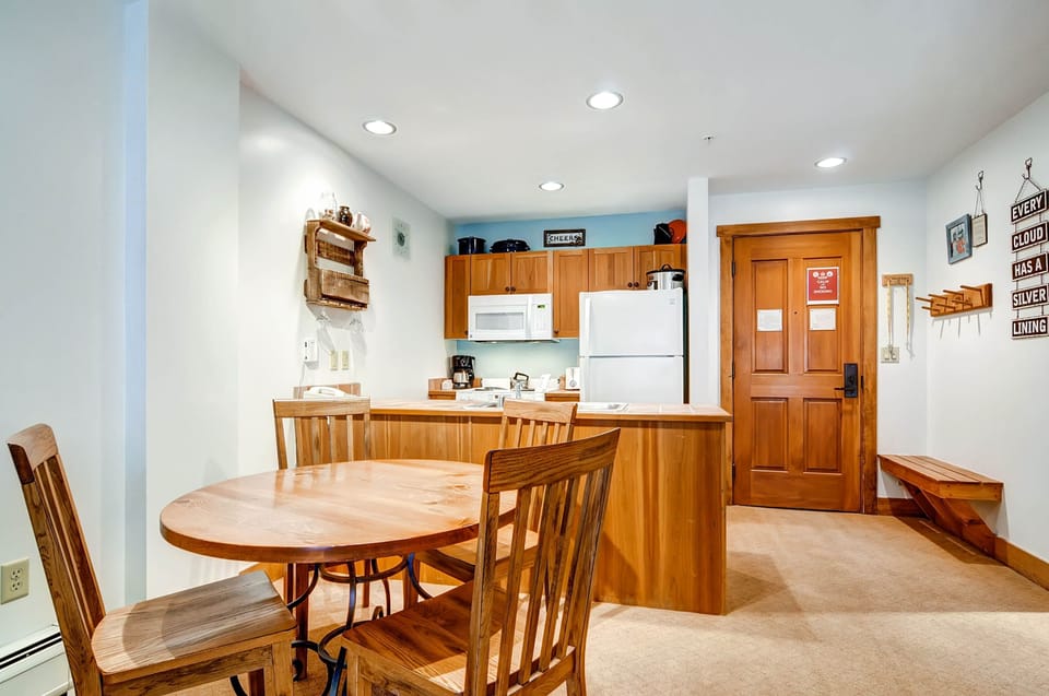 Condo, 1 Bedroom | Dining