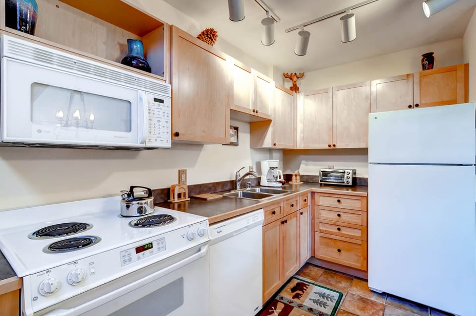 Studio | Private kitchen | Full-size fridge, microwave, oven, stovetop