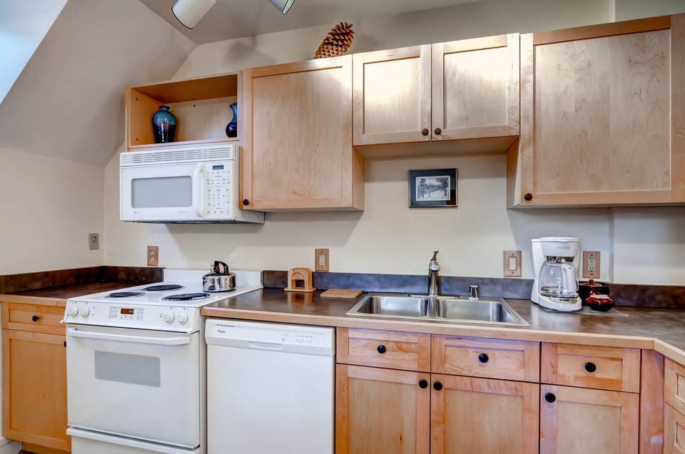 Studio | Private kitchen | Full-size fridge, microwave, oven, stovetop