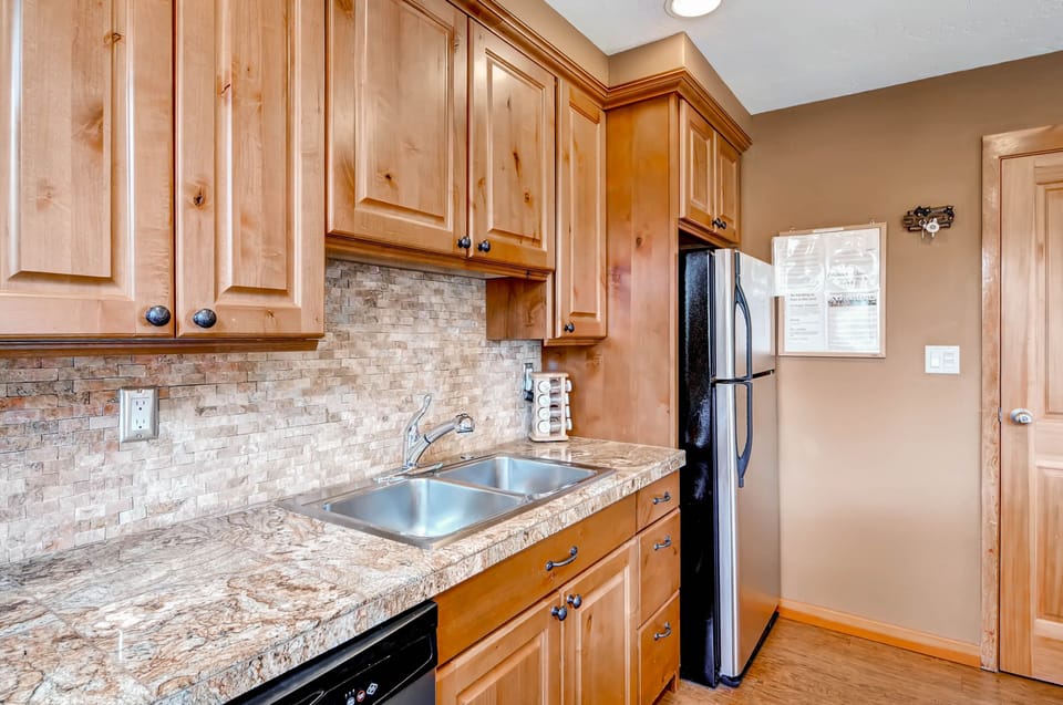 Condo, 3 Bedrooms | Private kitchen | Full-size fridge, microwave, oven, stovetop