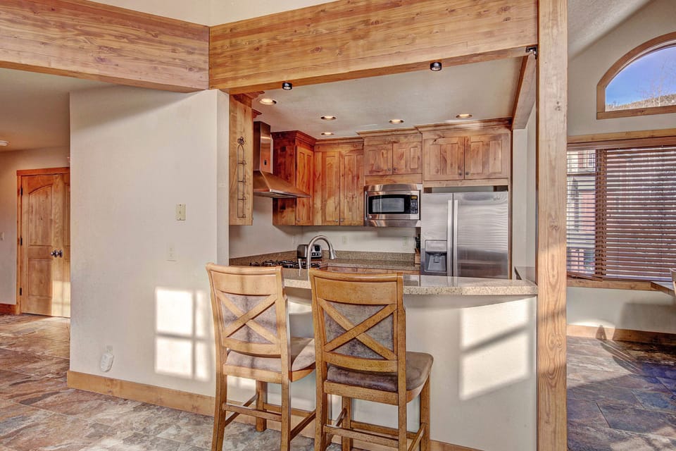 Townhome, 4 Bedrooms | Private kitchen | Full-size fridge, microwave, oven, stovetop