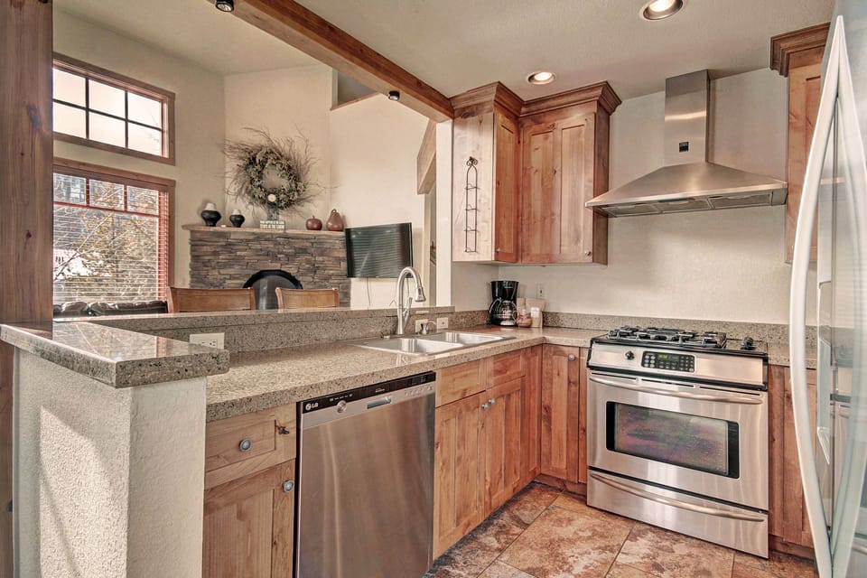 Townhome, 4 Bedrooms | Private kitchen | Full-size fridge, microwave, oven, stovetop