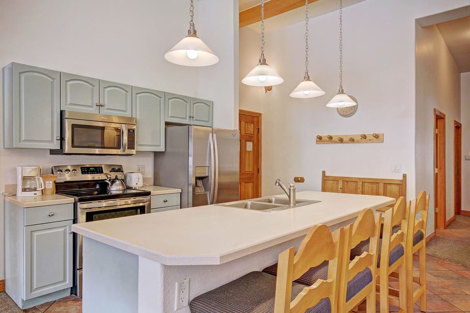 Condo, 3 Bedrooms | Private kitchen | Full-size fridge, microwave, oven, stovetop