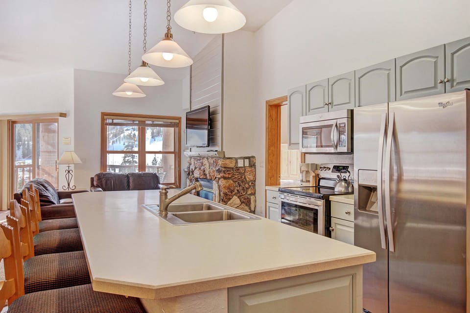 Condo, 3 Bedrooms | Private kitchen | Full-size fridge, microwave, oven, stovetop