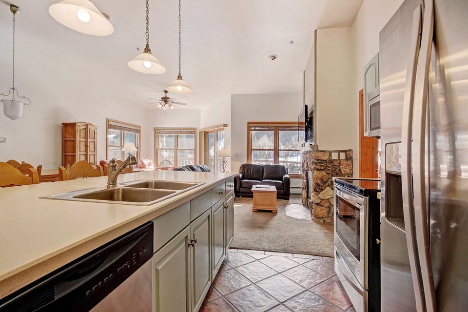 Condo, 3 Bedrooms | Private kitchen | Full-size fridge, microwave, oven, stovetop