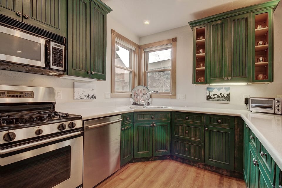 Condo, 4 Bedrooms | Private kitchen | Full-size fridge, microwave, oven, stovetop