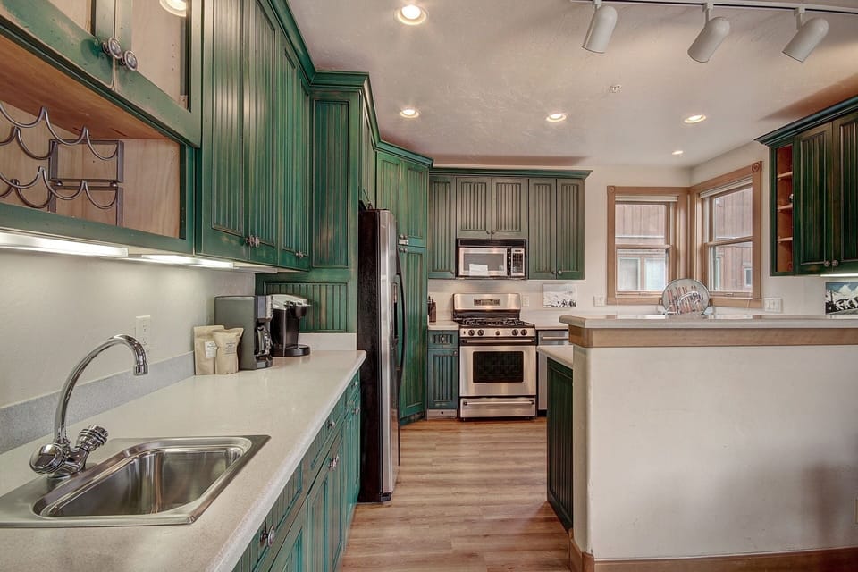 Condo, 4 Bedrooms | Private kitchen | Full-size fridge, microwave, oven, stovetop