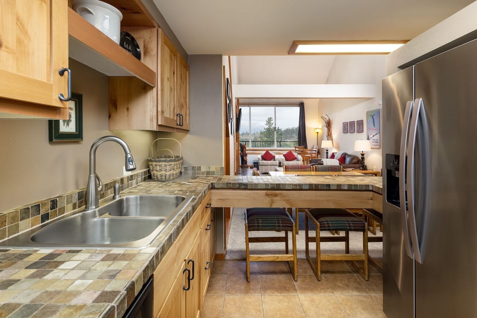 Condo, 2 Bedrooms | Private kitchen | Fridge, microwave, oven, stovetop