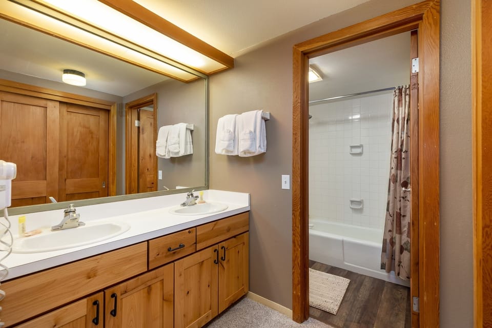 2130 The Pines 1 Bedroom Condo by RedAwning Apartment in Keystone