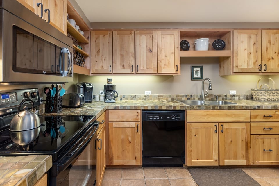 Condo, 2 Bedrooms | Private kitchen | Fridge, microwave, oven, stovetop