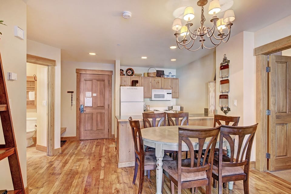 Condo, 2 Bedrooms | Dining