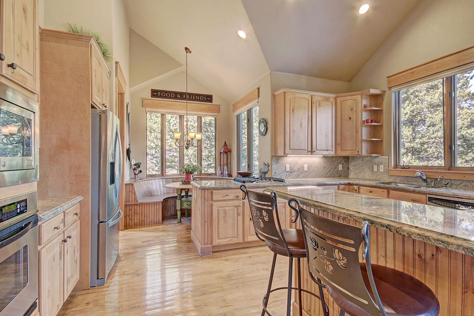 House, 6 Bedrooms | Private kitchen | Full-size fridge, microwave, oven, stovetop