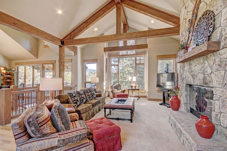 House, 6 Bedrooms | Living area | Flat-screen TV