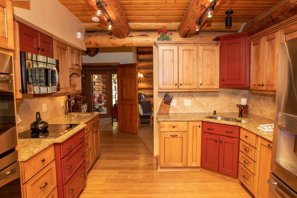 House, 5 Bedrooms | Private kitchen | Full-size fridge, microwave, oven, stovetop