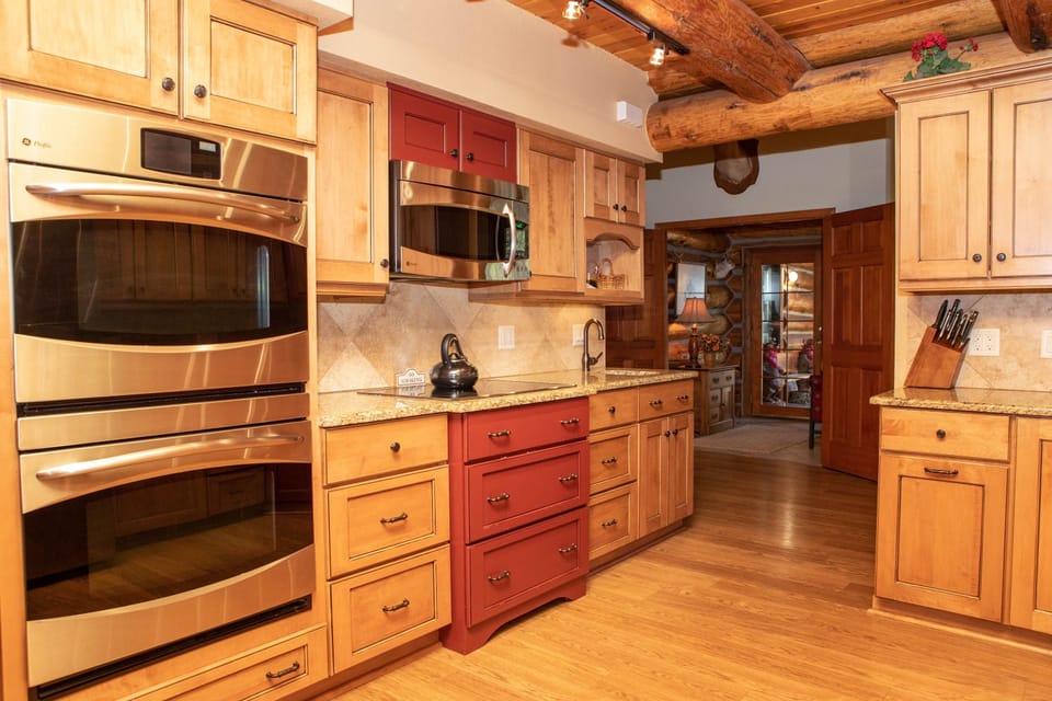 House, 5 Bedrooms | Private kitchen | Full-size fridge, microwave, oven, stovetop