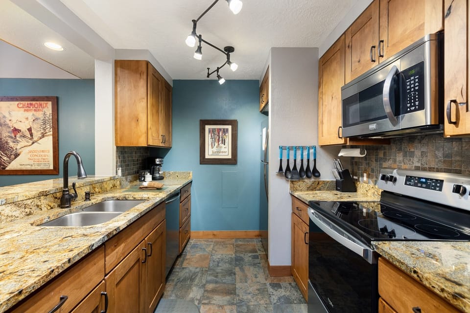 Condo, 5 Bedrooms | Private kitchen | Full-size fridge, microwave, oven, stovetop