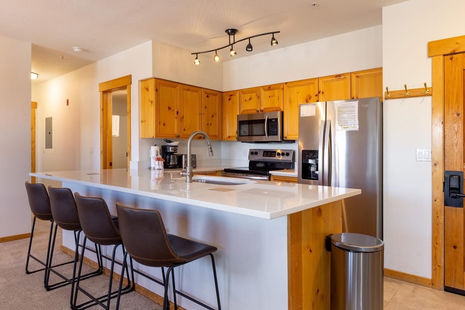 Condo, 3 Bedrooms | Private kitchen | Full-size fridge, microwave, oven, stovetop